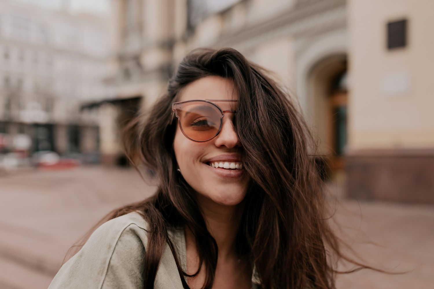 Kobiety uwielbiają modę, a Polaroid okulary przeciwsłoneczne potrafią dodać nie tylko stylu, ale także ochronić oczy przed szkodliwymi promieniami słonecznymi